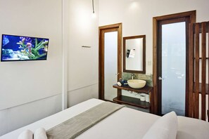 3 bedrooms, desk, WiFi, bed sheets