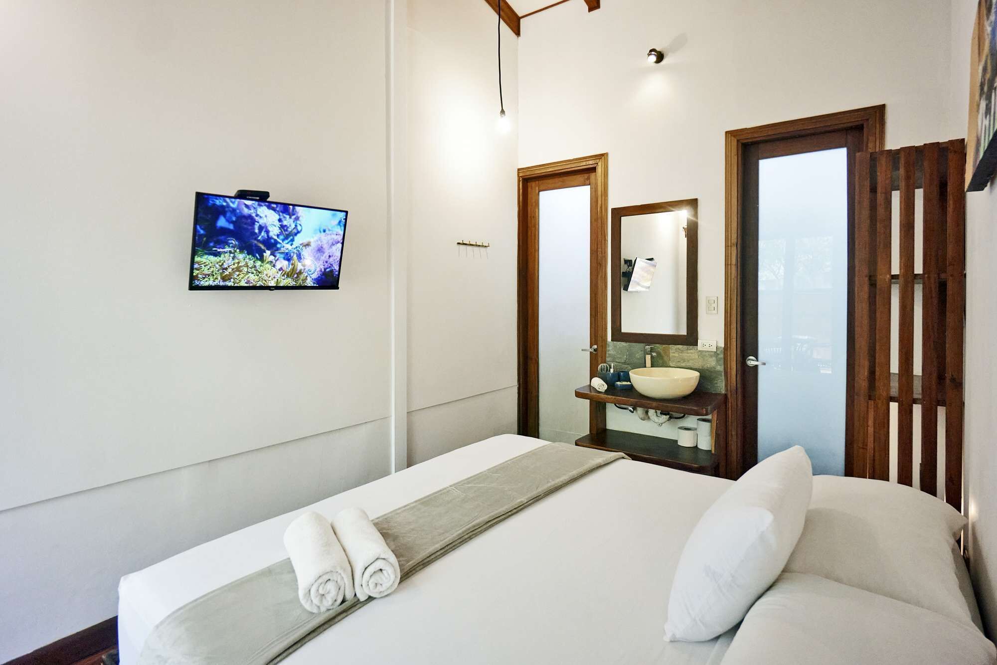 2 bedrooms, desk, WiFi, bed sheets