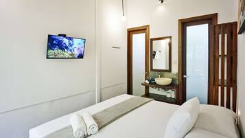 2 bedrooms, desk, WiFi, bed sheets