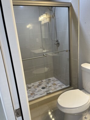 Een douche, een haardroger, zeep, toiletpapier