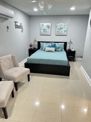 1 slaapkamer, een kluis op de kamer, een strijkplank/strijkijzer