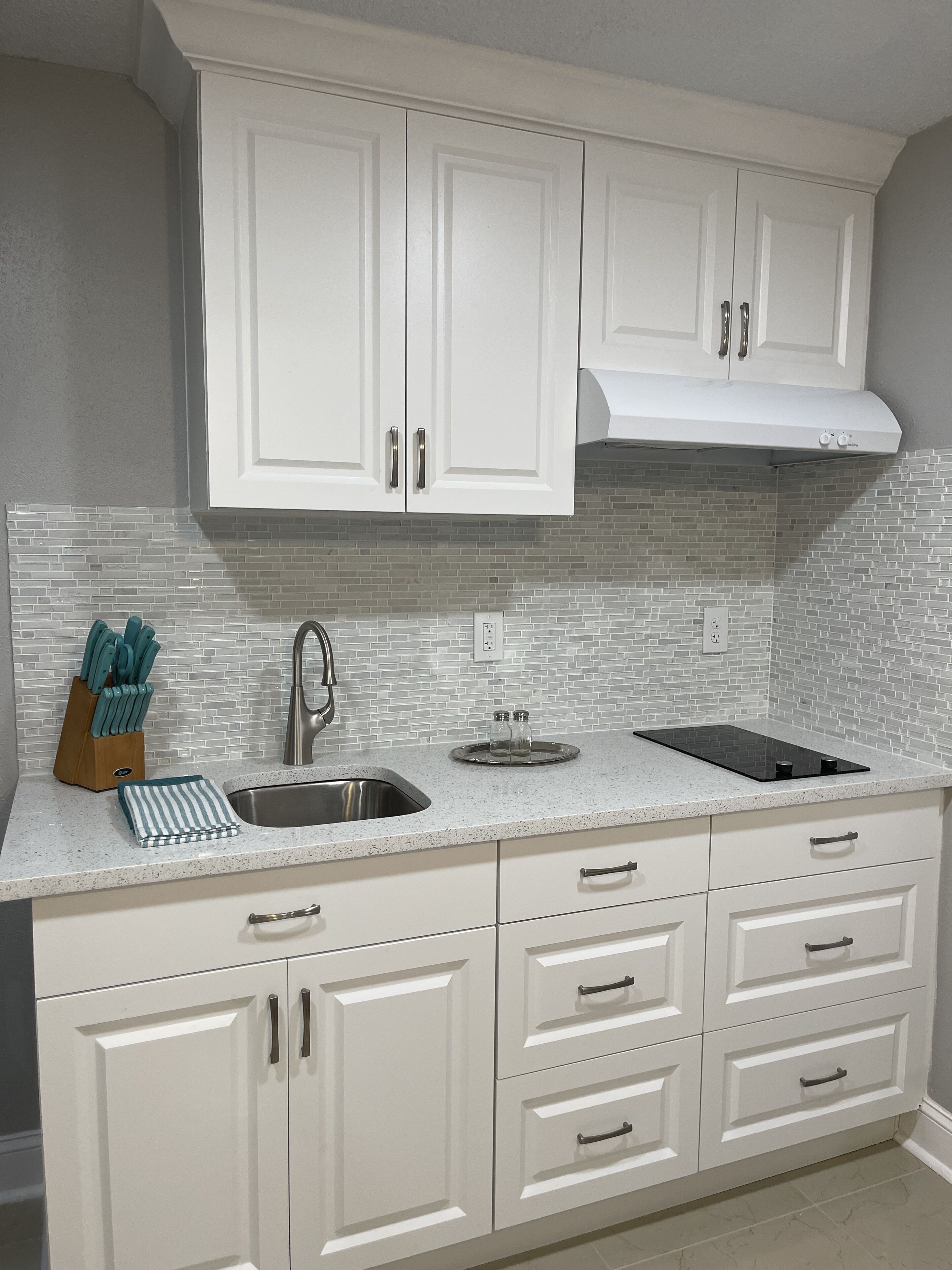 Réfrigérateur, micro-ondes, cafetière/bouilloire, grille-pain