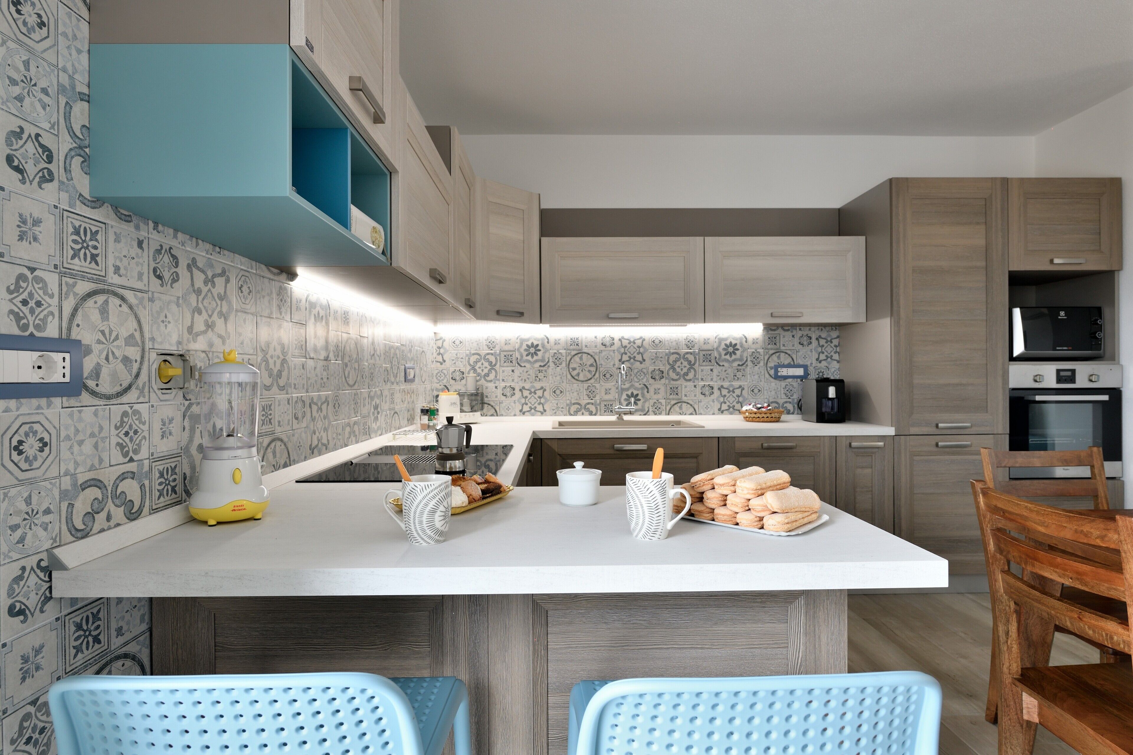 Frigorifero, microonde, forno, piano cottura