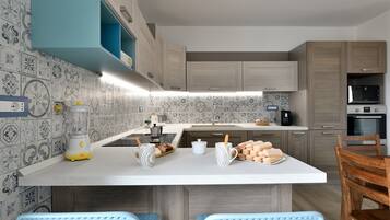 Frigorifero, microonde, forno, piano cottura