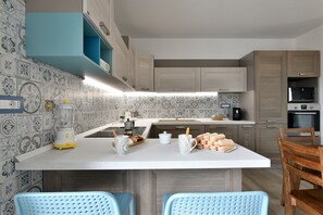 Een koelkast, een microgolfoven, een oven, een kookplaat