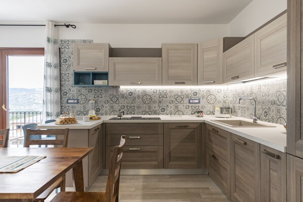 Geladeira, micro-ondas, fogão, cooktop