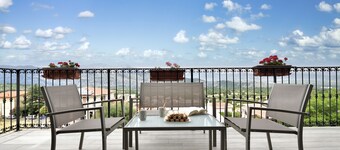 Holiday Apartment 'Dolcecasa' with Mountain View, Private Terrace & Wi-Fi