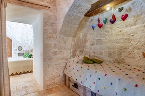 5 bedrooms, free WiFi, bed sheets