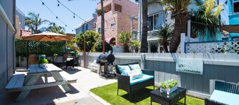 Beautiful 1B1B beach condo sleeps 4 with FREE Parking and dog friendly 