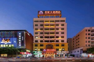 Un hotel de varios pisos con un letrero llamativo en la parte superior.