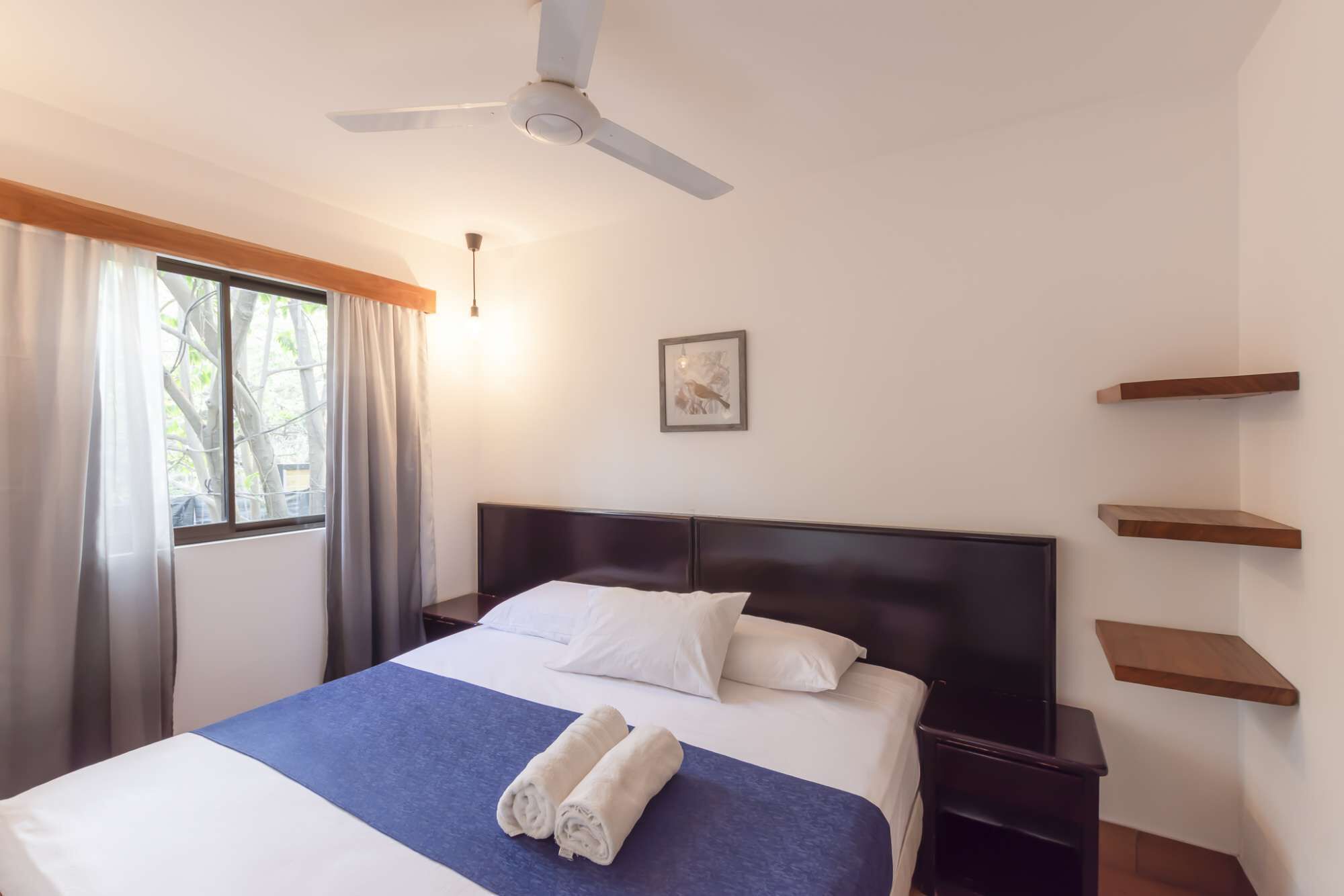 2 bedrooms, desk, WiFi, bed sheets