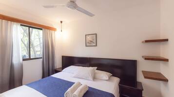 2 bedrooms, desk, WiFi, bed sheets