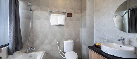 Un baño moderno con bañera, inodoro y lavamanos.