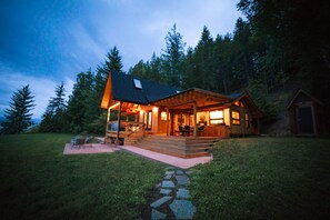 Exterior - Private Luxury Lake House on large waterfront property with fire-heated hot tub (Nakusp)
