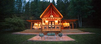 Private Luxury Lake House on large waterfront property with fire-heated hot tub