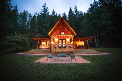 Private Luxury Lake House on large waterfront property with fire-heated hot tub