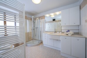 Douche, bidet, serviettes fournies