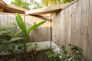 Property grounds - Casa Palma - Casa Palma -- Two Bedroom House with Private Parking, on main road (Puntarenas Province)
