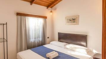 3 bedrooms, desk, WiFi, bed sheets