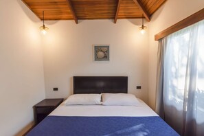 2 bedrooms, desk, WiFi, bed sheets