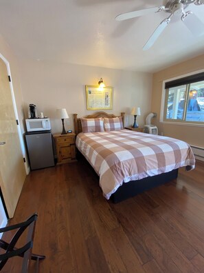 Standard Room, 1 Queen Bed, Accessible, Non Smoking | 1 bedroom, desk, laptop workspace, free WiFi