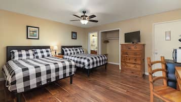 Schreibtisch, laptopgeeigneter Arbeitsplatz, kostenloses WLAN