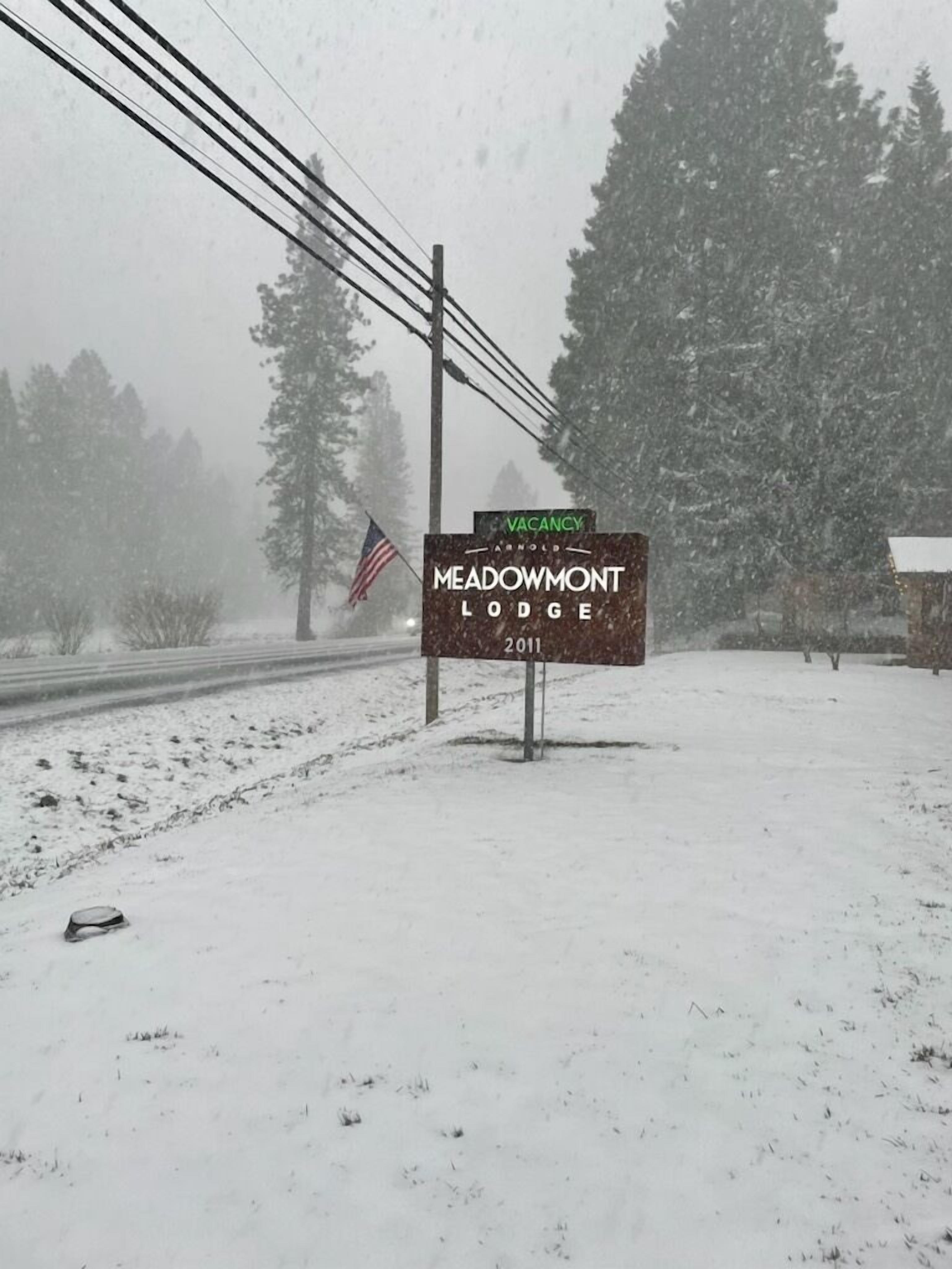 A sign for Meadowmont Lodge indicating a vacancy.