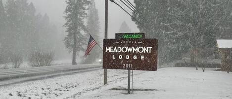A sign for Meadowmont Lodge indicating a vacancy.
