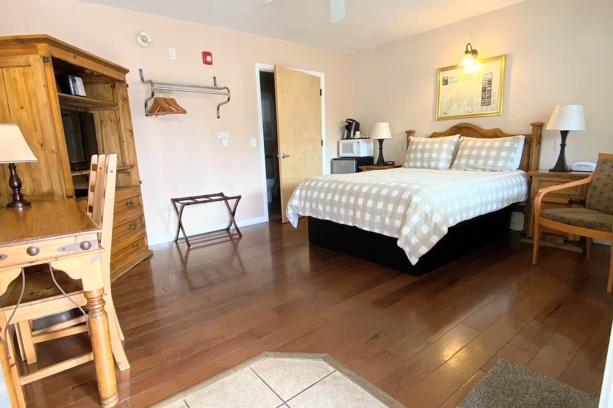 Rom – standard, 1 queensize-seng, tilpasset bevegelseshemmede, ikke-røyk | Skrivebord, skrivebord for bærbar PC, wi-fi (inkludert) og sengetøy