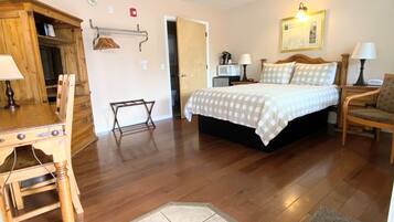 Standard Room, 1 Queen Bed, Mobility Accessible, Non Smoking | Desk, laptop workspace, free WiFi, bed sheets