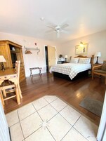 Quarto standard, 1 cama Queen, acessível para pessoas com deficiência física, para não fumantes | Escrivaninha, espaço de trabalho para notebook, Wi-Fi de cortesia