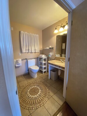 Standard Room, 1 Queen Bed, Accessible, Non Smoking | Bathroom | Free toiletries, hair dryer, towels, soap