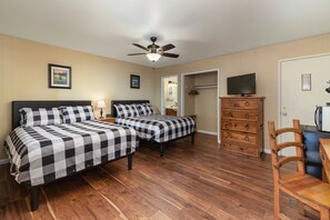 Habitación doble estándar, 2 camas matrimoniales, para no fumadores | Escritorio, espacio para trabajar con laptop y wifi gratis