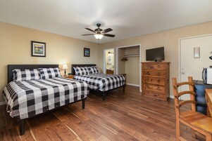 Escritorio, espacio para trabajar con laptop y wifi gratis