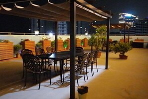 تناول الطعام بالخارج
