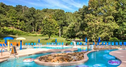 Summer Morning - Resort access, 4 bd/3.5 ba, fire pit - Mr. Lake Lure Vacation Rentals
