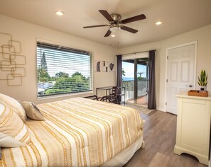 2 soverom, skrivebord, strykejern/-brett og reiseseng for barn