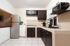 Mikrobølgeovn, kokeplater, kaffetrakter/tekoker og hurtigmikser