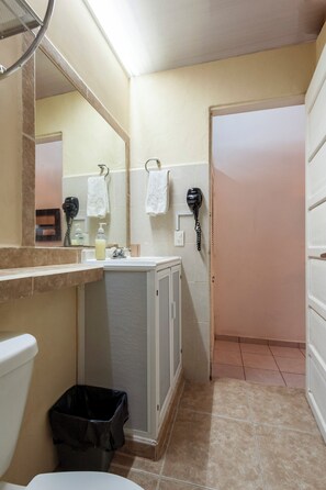 Douche, sèche-cheveux, serviettes fournies, savon