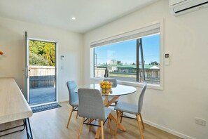 Dining - Cosy in Central Taupo with Wi-Fi (Taupō)