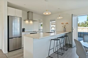 Fridge, microwave, oven, stovetop - Cosy in Central Taupo with Wi-Fi (Taupō)