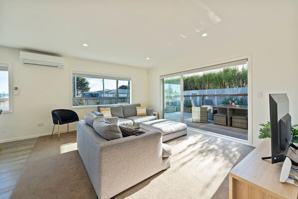 TV - Cosy in Central Taupo with Wi-Fi (Taupō)