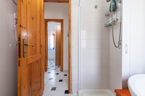 Shower, hair dryer, towels - Vacation Home 'La Casa di Silvia' with Sea View, Garden & Private Terrace (Costa Rei)