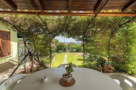 Outdoor dining. Vacation Home 'La Casa di Silvia' with Sea View, Garden & Private Terrace