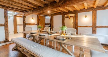 Landers, Cheltenham - sleeps 10 guests in 5 bedrooms