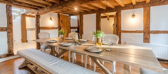 Landers, Cheltenham - sleeps 10 guests in 5 bedrooms