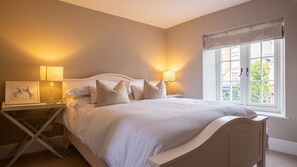 5 bedrooms, desk, iron/ironing board, travel crib - Stow House, Stow-on-the-Wold - sleeps 9 guests  in 5 bedrooms (Stow-on-the-Wold)
