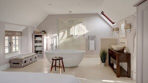Baignoire, sèche-cheveux, serviettes fournies