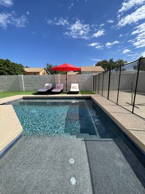 Utendørsbasseng og et oppvarmet basseng