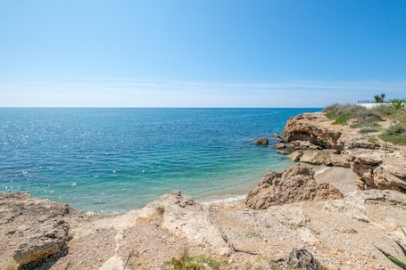 On the beach. Holiday Home Vistamar 4 with Sea Views, Garden and Wi-Fi